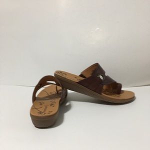 NWOT BareTraps Sandals